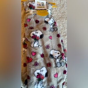 NEW w/Tags Peanuts Faux Fur Gray Throw with Snoopy Hearts Flowers 60x70 in.